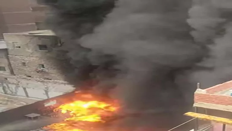 النيران تلتهم مخزن خردة في عين شمس