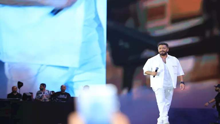 معجبة تعانق تامر حسني على المسرح.. والأخير: “بقينا مسرحية؟”