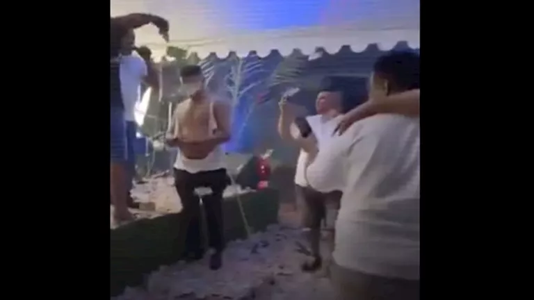 رغم الأزمات المادية.. فيديو لشباب في ليبيا يرقصون فوق الأموال يثير الغ