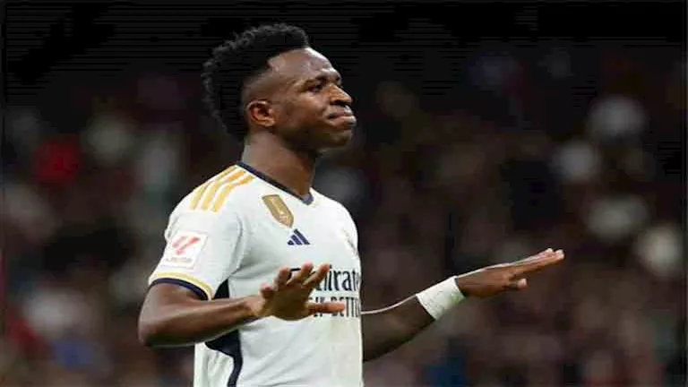 بنزيما و فينيسيوس الأبرز: 5 فتيات يكشفن عن محاولات إغراء من نجوم كرة ا