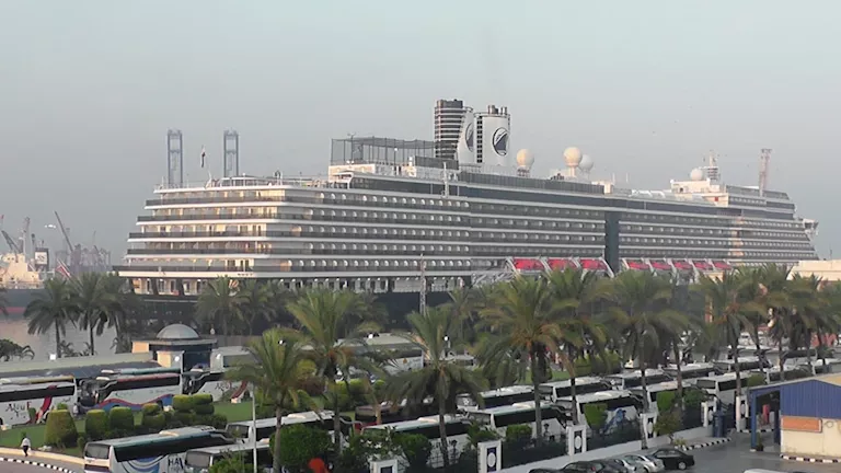 ميناء الإسكندرية يستقبل السفينة السياحية “MS Oosterdam”-صور