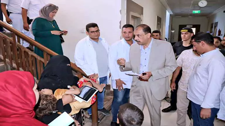 محافظ سوهاج يتفقد شوارع قرية برديس ويستمع لشكاوى المواطنين- صور