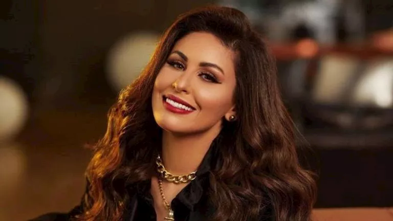 مي سليم بفستان جريء ومكشوف.. كيف نسقت اللون الفيروزي؟