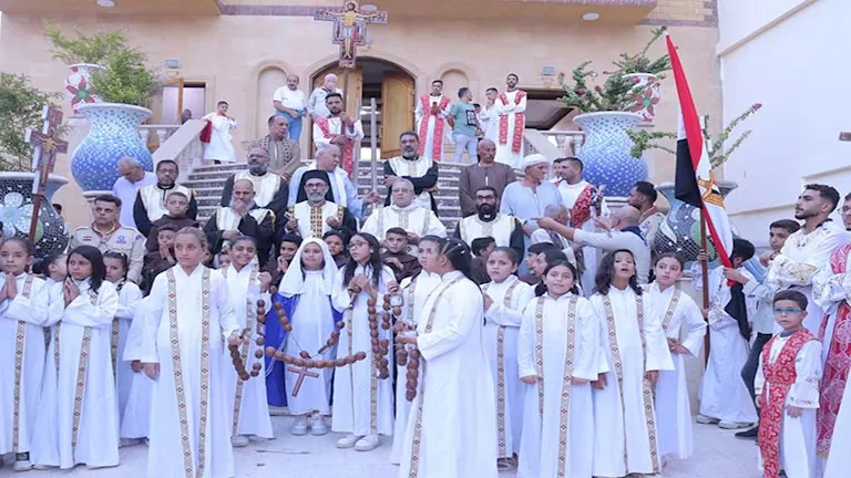 موكب العذراء بدرنكة.. فتيات صغيرات يتشحن بزي مريم في أسيوط (صور)