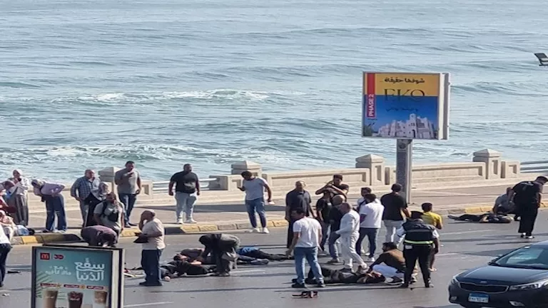 كاميرا مراقبة تُوثق لحظة دهس 9 أشخاص بميكروباص في الإسكندرية- صور