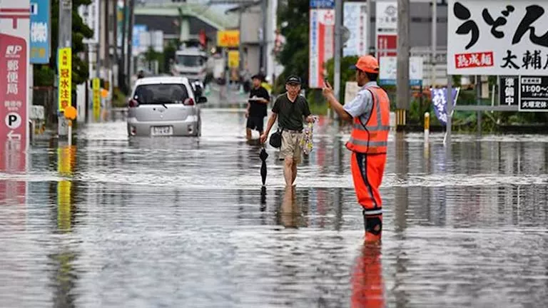 هطول أمطار غزيرة على جنوبي اليابان تتسبب في فيضانات وانهيارات طينية