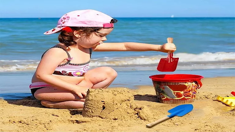 اللعب بالرمال.. متعة بسيطة تعزز نمو طفلك وتطور مهاراته