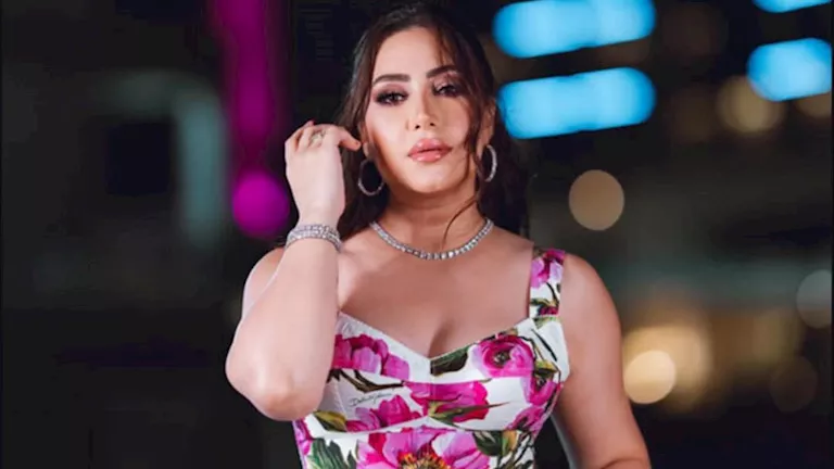 بجمبسوت ضيق.. بوسي بإطلالة صيفية في أحدث ظهور