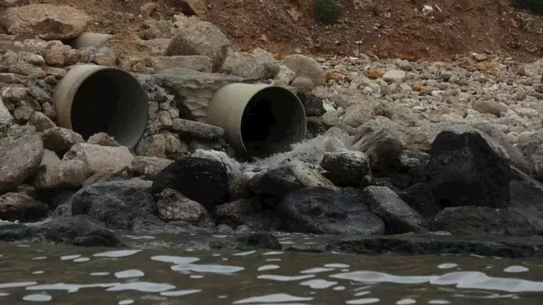 شكاوى من أزمة الصرف الصحي بقرية “ميت العز” بالشرقية.. وشركة المياه: ال