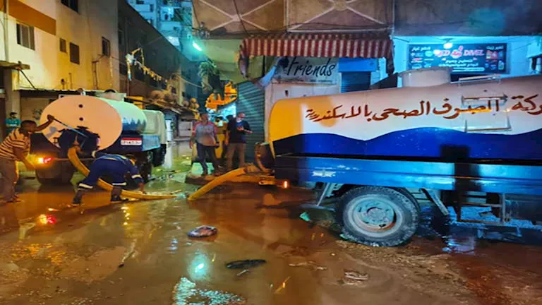 كسر خط صرف صحي في الإسكندرية.. والشركة تدفع بفرق طوارئ- صور