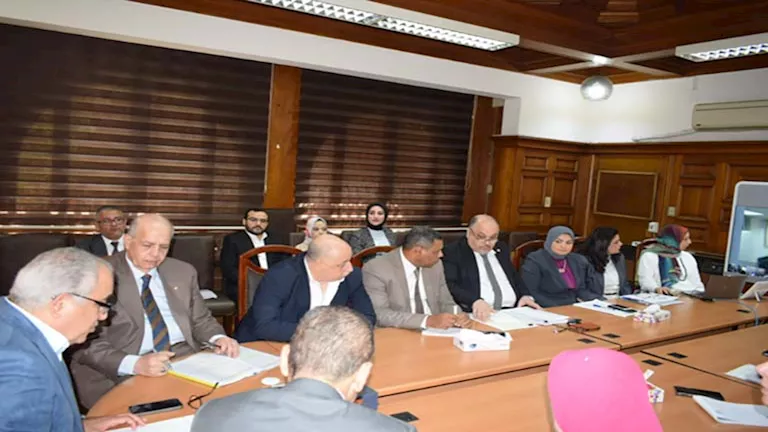 تخفيف الزحام وتوفير الأدوية.. تفاصيل اجتماع رئيس “التأمين الصحي” مع مد