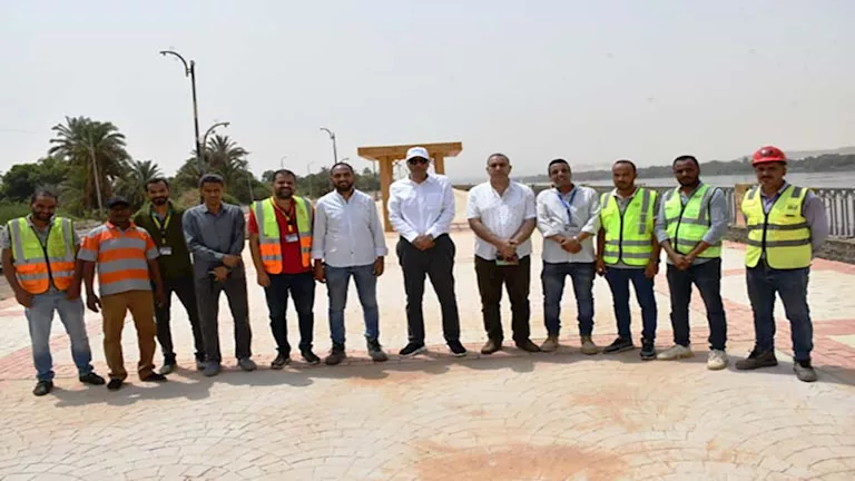 بالصور- محافظ أسوان يشدد على سرعة إنهاء توسعة كورنيش النيل قبل بدء الع