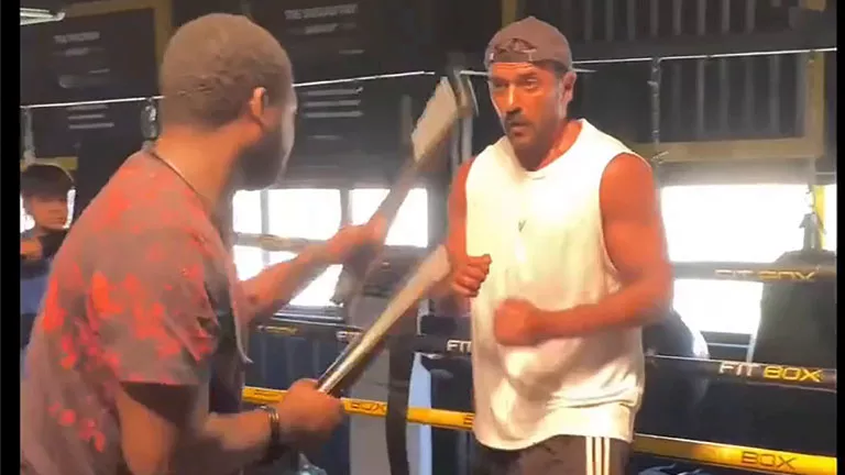 بالفيديو.. أحمد العوضي يؤدي تدريبات رياضية من كواليس تصوير “علي كلاي”