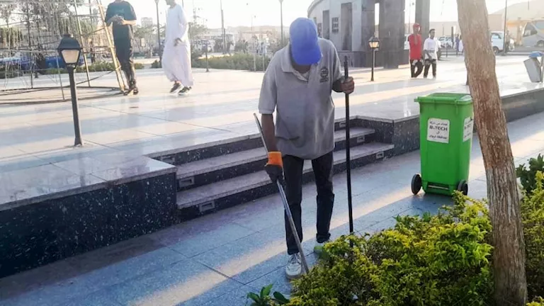 توجيه حكومي.. ما المحافظات التي أوقفت عمال النظافة تزامنًا مع الموجة ش