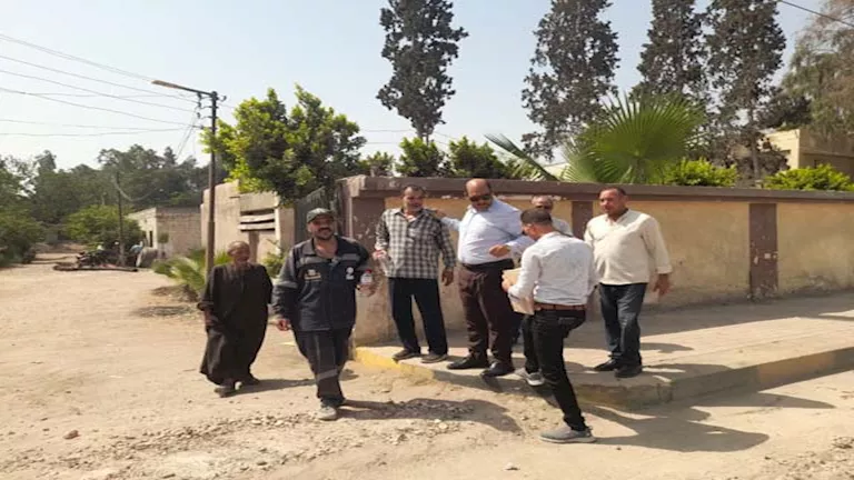 رئيس مدينة دسوق يوزع مياه مثلجة على عمال النظافة بكفر الشيخ -صور