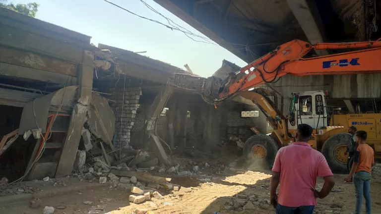 بأمر المحافظ.. إزالة ورش مخالفة أسفل كوبري أبيس في الإسكندرية -صور