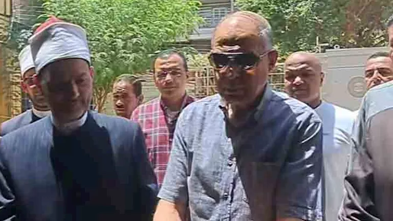 محافظ المنيا يفتتح مسجد العبور ويؤدي صلاة الجمعة بين الأهالي (صور)