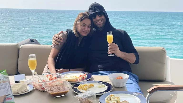 بعد احتفاله بعيد ميلادها.. 15 صورة لميدو وزوجته على البحر بالمصيف