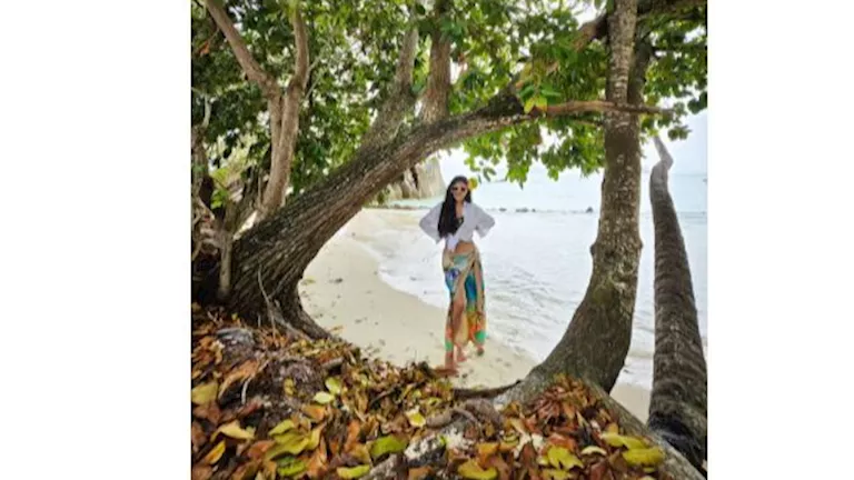 مي عمر تستمتع بإجازتها الصيفية أمام البحر والجمهور يعلق (صور)