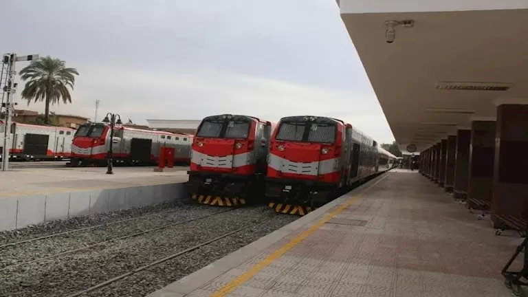 أول تعليق من السكة الحديد على فيديو منع راكب من استقلال القطار بـ”شورت