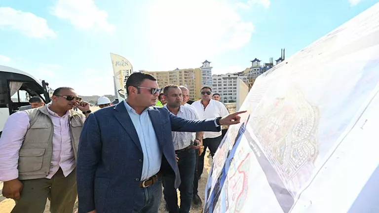 وزير الإسكان يتفقد مشروع بحيرات “نيو مارينا” و”البوغاز” والفيلات والشا
