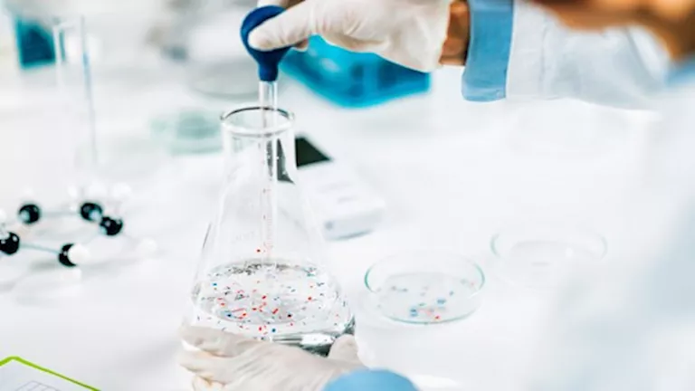 يتناولها الملايين.. مشروبات شائعة تحتوي على مواد خطيرة