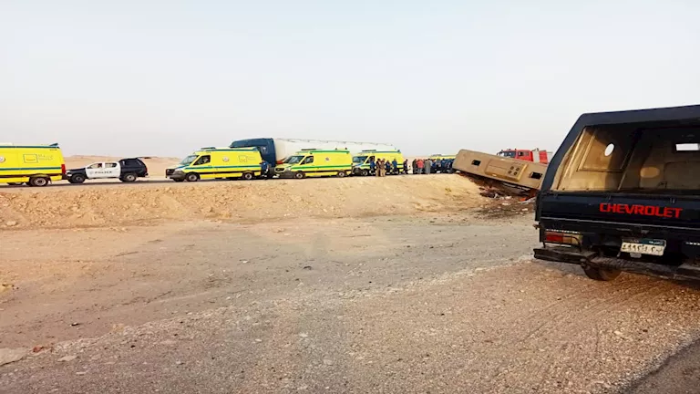 مدير أمن أسيوط يتفقد موقع حادث انقلاب أتوبيس على الطريق الصحراوي الغرب