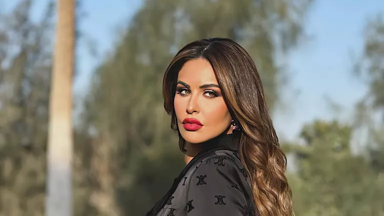 بالصور- مي سليم على البحر والجمهور يعلق