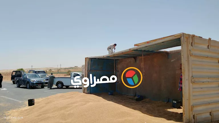 انقلاب شاحنة محمّلة بالغلال على الطريق الصحراوي الغربي في أسيوط