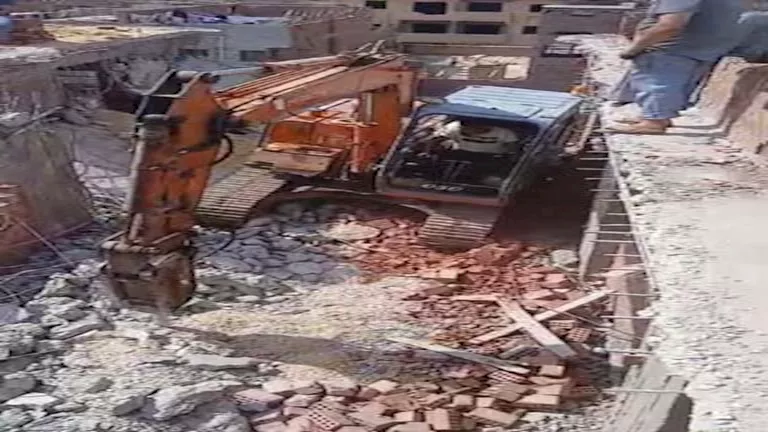 بالصور.. رفع 4 حفارات أعلى الأبراج المخالفة بـ”اللبيني” في الجيزة لإزا