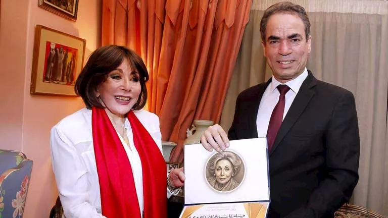 صورة – منح لبنى عبد العزيز وسام ماسبيرو