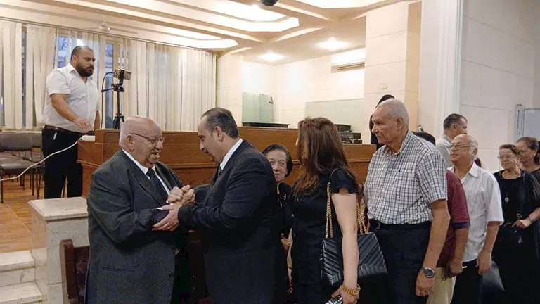 10 صور.. أسرة الفنان لطفي لبيب تتلقى العزاء في الإسكندرية