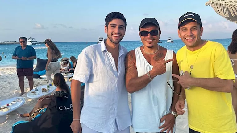 مصطفى قمر ينشر صورًا مع عمرو دياب في الساحل.. ويمازحه بهذه الطريقة