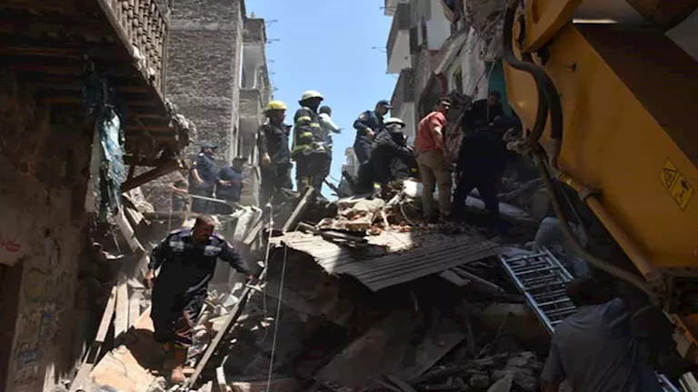 انهيار عقار بالزقازيق.. وفاة شخص وإصابة 4 آخرين فى الشرقية -صور