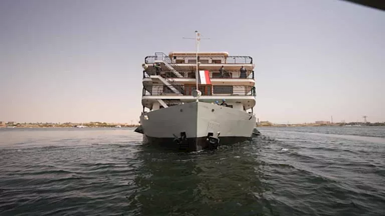 بحضور سفراء أفارقة.. إنزال الفندق العائم “أوجيني” ببحيرة ناصر بعد إعا