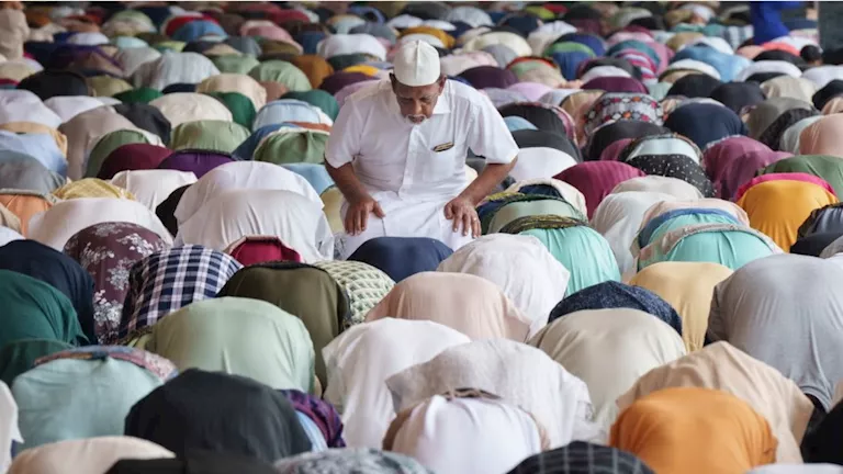 تصل إلى السجن.. ولاية ماليزية تفرض عقوبات صارمة على المتغيبين عن صلاة