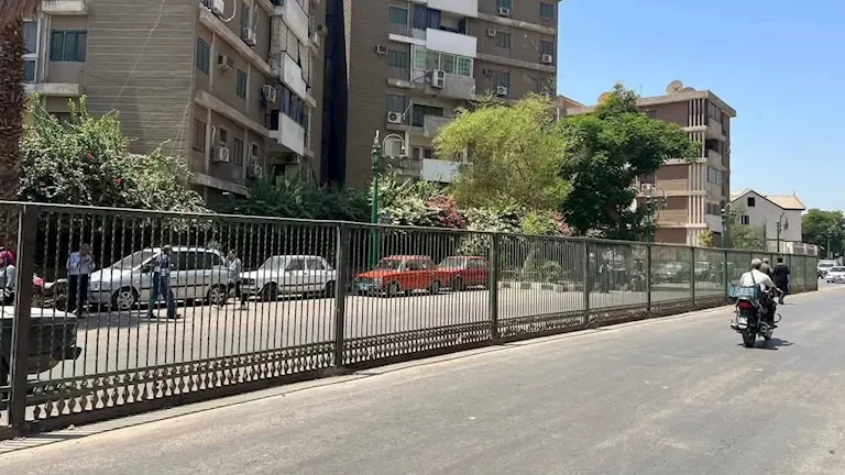 “سور أسيوط العظيم”.. حالة من الجدل بعد تركيب حاجز حديدي يفصل شارع المح