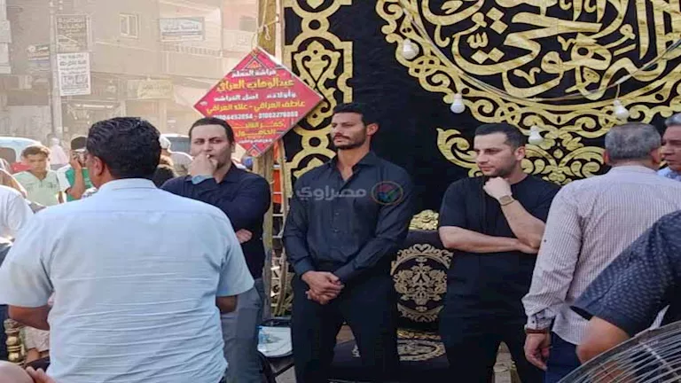محمد الشناوي يتلقى واجب عزاء والده بمسقط رأسه في كفر الشيخ (فيديو وصور