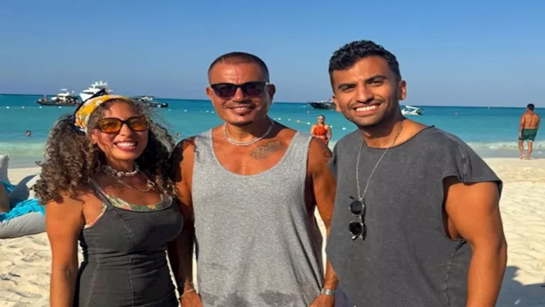 صورة- عمرو دياب مع منة القيعي وزوجها على البحر