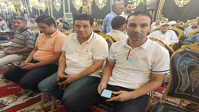 بمشاعر الحزن..الحكم نادر قمر الدولة يشارك في عزاء والد محمد الشناوي بك