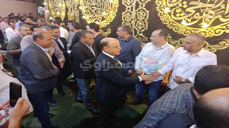 محافظ كفر الشيخ يقدم واجب العزاء في وفاة والد محمد الشناوي (صور)
