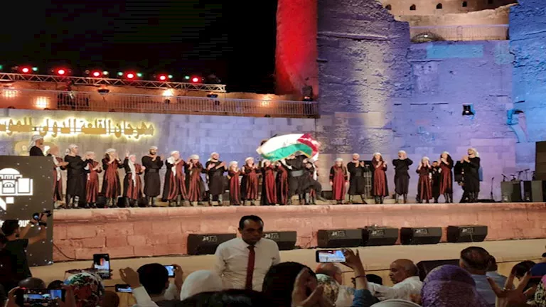 بالصور| إيهاب توفيق لجمهور حفله بمهرجان القلعة للموسيقى والغناء: “وحشت