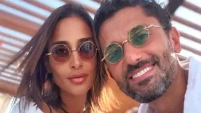 “بحبك”.. كريم محمود عبدالعزيز يوجه رسالة رومانسية لزوجته على الهواء (ف