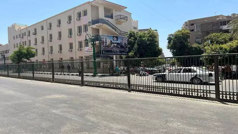 مسؤول محلي يكشف أهداف تركيب سور حديدي بشارع المحكمة في أسيوط (صور)