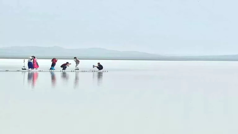 منغوليا.. ما سر بحيرة “الحليب” الطبيعية التي حيرت الزوار؟ (صور)