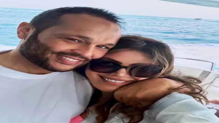 محمد حلاوة ينشر صورة رومانسية مع زوجته ريهام حجاج.. والجمهور: “أحلى كا
