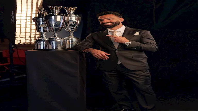 بعلم مصر.. صلاح يحتفل بجائزة أفضل لاعب في الدوري الإنجليزي