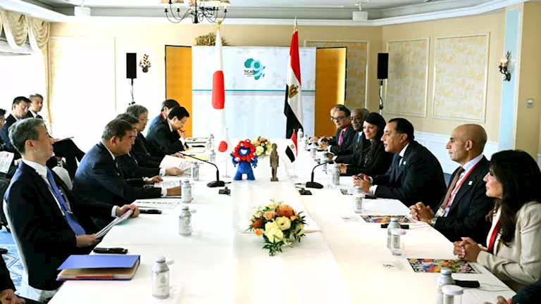 مدبولي يدعو رئيس وزراء اليابان لإقامة منطقة صناعية بقناة السويس