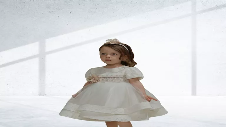 شعرت بالرعب.. لن تتوقع ما وجدته سيدة في فستان ابنتها