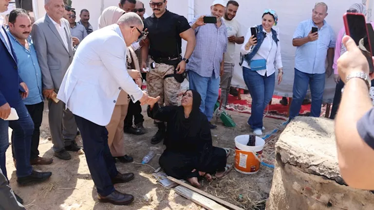 موقف إنساني مؤثر.. سيدة تناشد محافظ الإسماعيلية في سوق أبو صوير